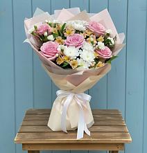 Букет цветов из:  Гвоздики, Орхидеи и Розы в Вилюйске