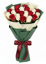 Букет Микс из красных и белых роз в Вилюйске