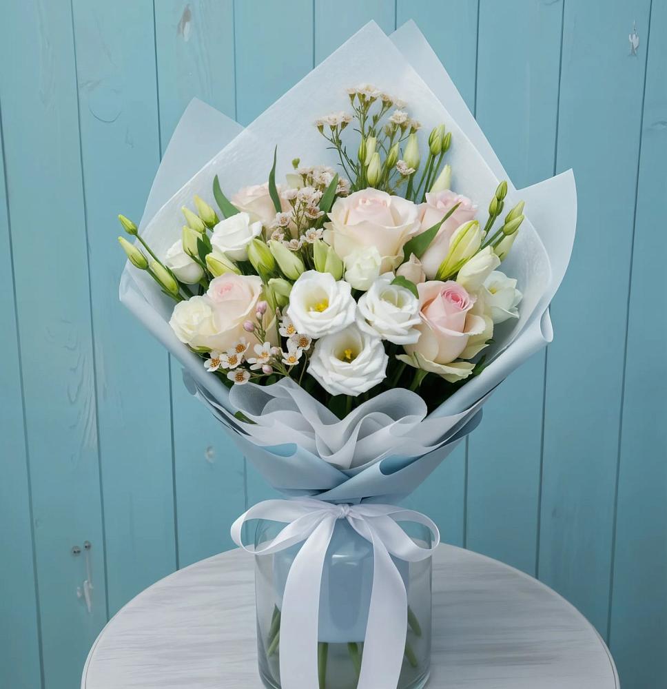 Букет цветов из: Розы и Лизиантусы в Вилюйске