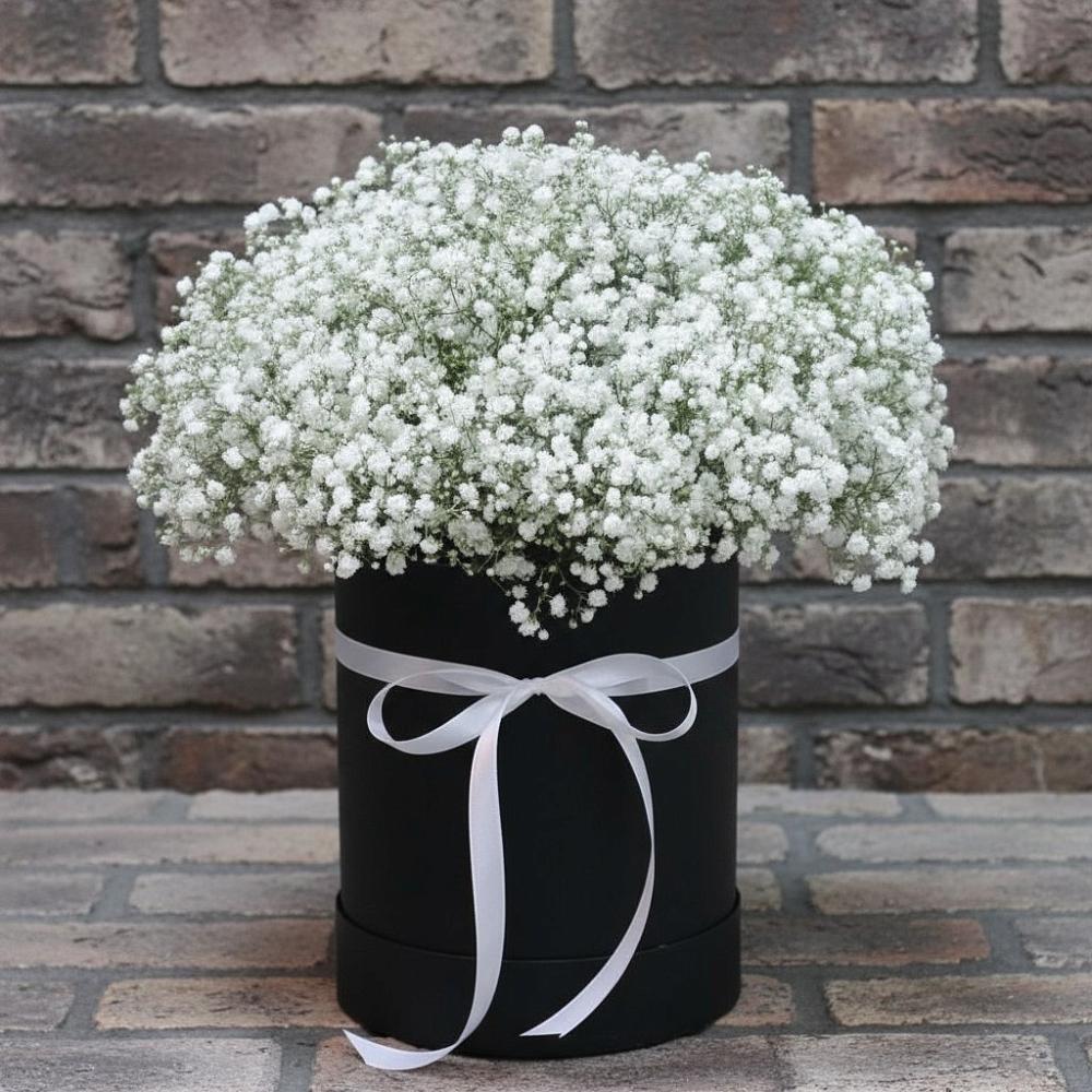 Цветочная композиция из Гипсофила в шляпной коробке в Вилюйске