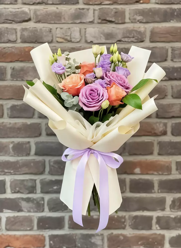 Букет цветов из: Лизиантусы и Розы в Вилюйске