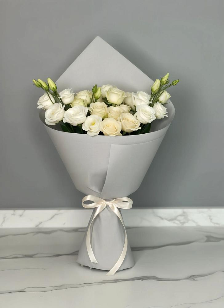 Букет цветов из: Розы и Лизиантусы в Вилюйске