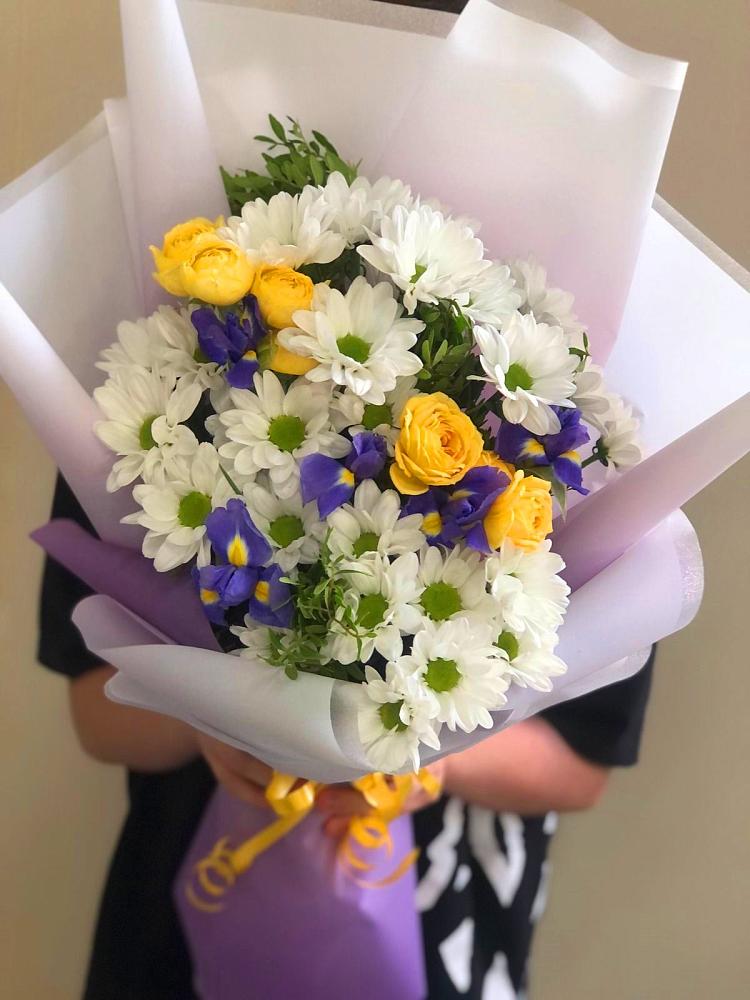 Букет цветов из: Ирисы, Хризантемы и Розы в Вилюйске