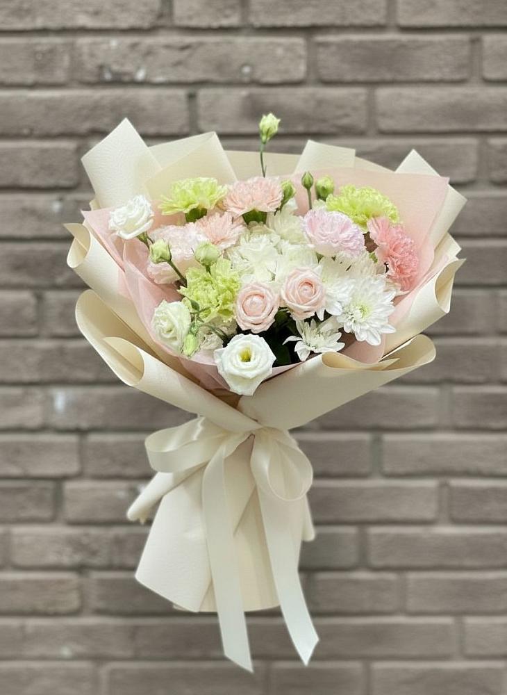 Букет цветов из: Гвоздики, Розы, Лизиантусы и Хризантемы в Вилюйске