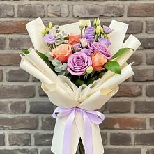 Букет цветов из:  Лизиантусы и Розы в Вилюйске