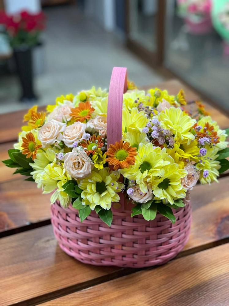 Цветочная композиция из Хризантемы и Розы в корзине в Вилюйске
