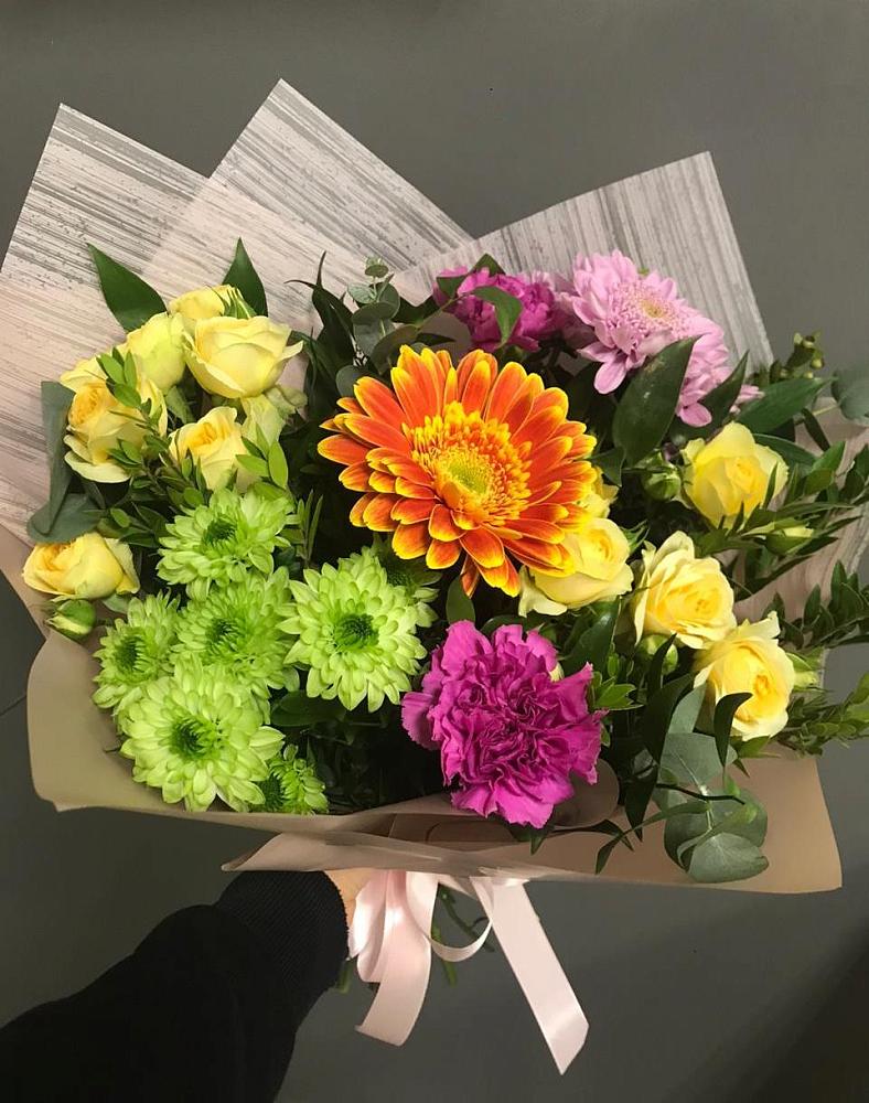Букет цветов из: Гвоздики, Герберы, Розы и Хризантемы в Вилюйске