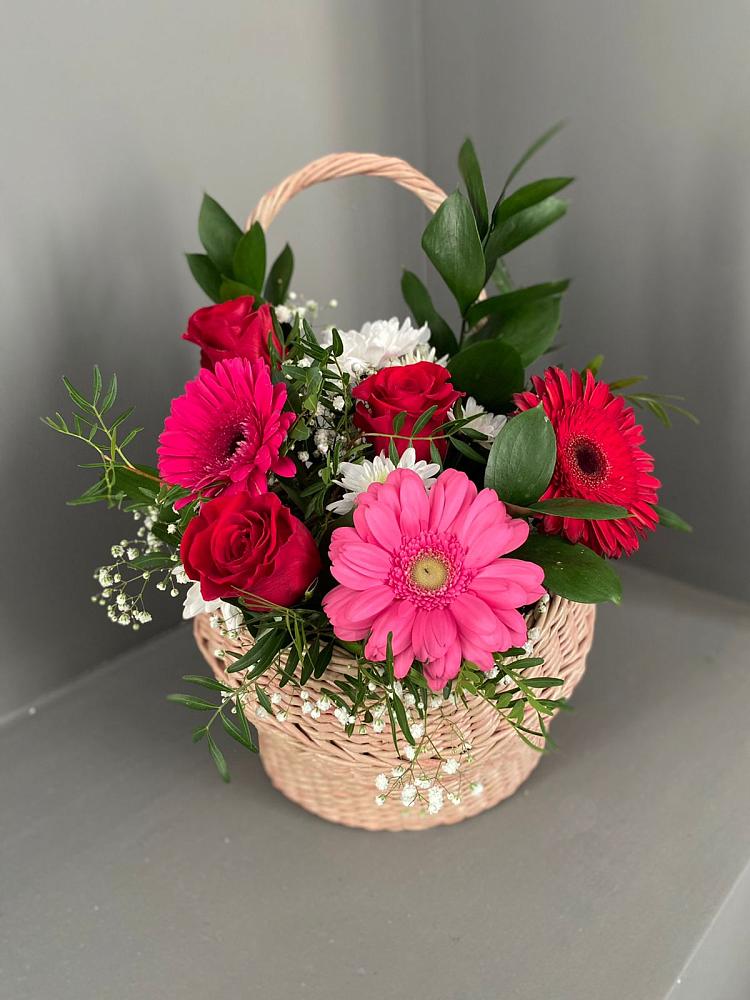 Цветочная композиция из Розы, Хризантемы и Герберы в корзине в Вилюйске