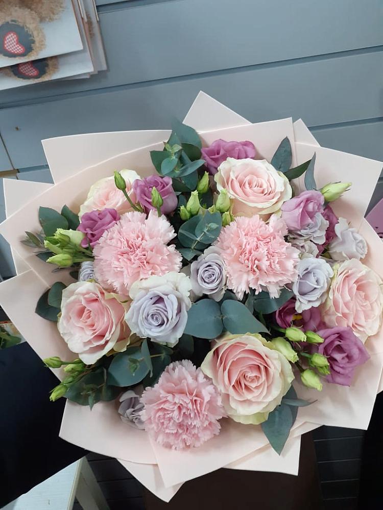 Букет цветов из: Розы, Гвоздики и Лизиантусы в Вилюйске