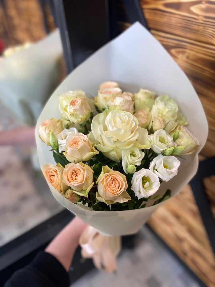 Букет цветов из: Розы и Лизиантусы в Вилюйске