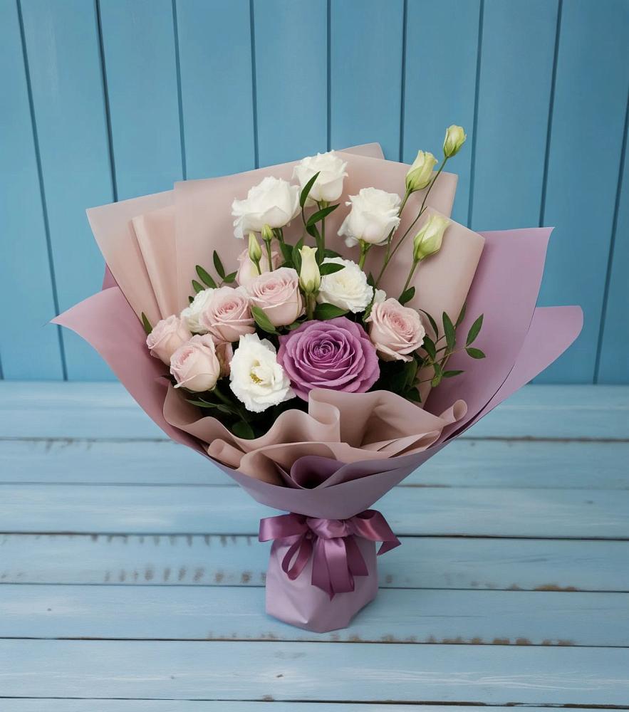 Букет цветов из: Розы и Лизиантусы в Вилюйске